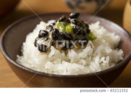 Egg yolk + black soybeans natto rice Egg yolk + black soybeans natto rice 65211352