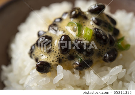 Egg yolk + black soybeans natto rice Egg yolk + black soybeans natto rice 65211355