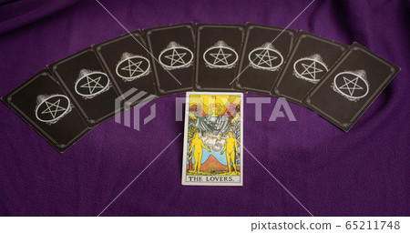 Tarot cards to predict the future in love. 65211748