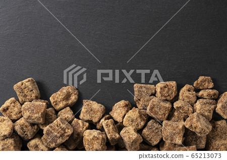 Black stone background and brown sugar Black stone background and brown sugar 65213073