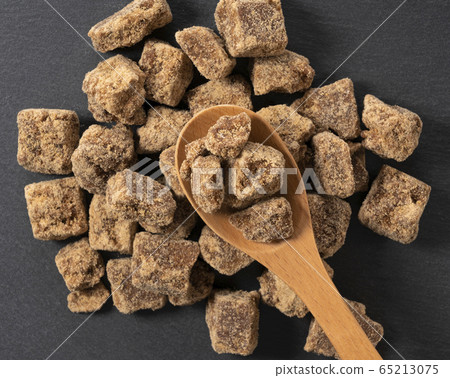 Black stone background and brown sugar 65213075