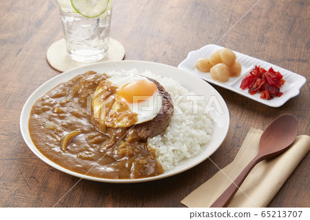 Curry rice-hamburg topping-fried egg 65213707