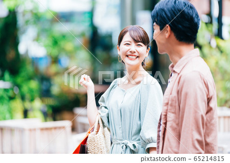 Men and women shopping Men and women shopping 65214815