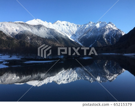 Kamikochi Taisho池塘在冬天 65215379
