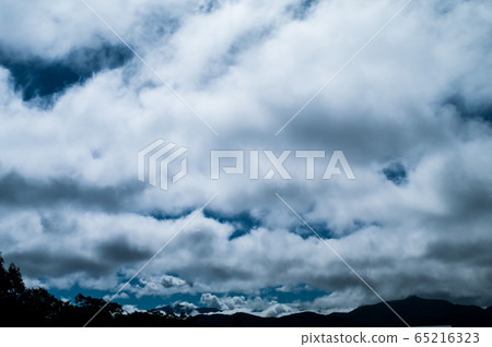 烏雲和藍天和山脈 烏雲和藍天和山脈 65216323