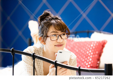 女臥室床智能手機房間穿微笑 65217262