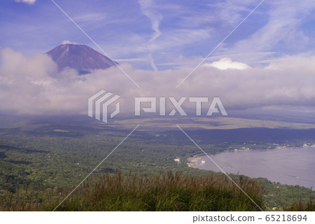 (Yamanashi Prefecture) Mt. Fuji seen from the gunwood head 65218694