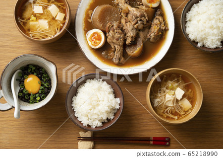 一桌燉雞翅和黑大豆 一桌燉雞翅和黑大豆 65218990