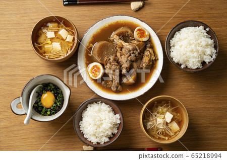 A table of simmered chicken wings and black soybeans 65218994