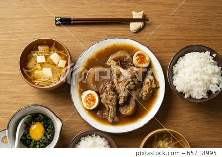 A table of simmered chicken wings and black soybeans 65218995