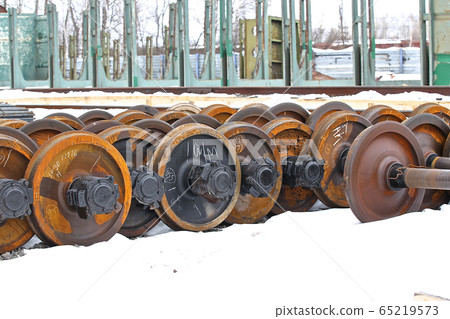 Railcar wheels on the axles 65219573