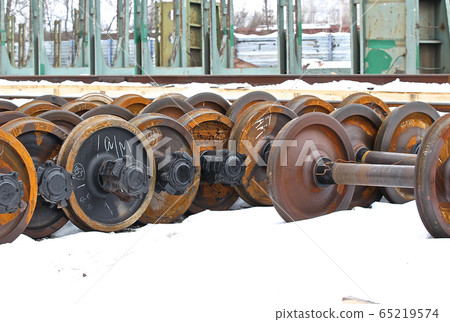 Railcar wheels on the axles Railcar wheels on the axles 65219574