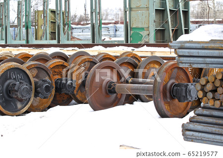 Railcar wheels on the axles Railcar wheels on the axles 65219577