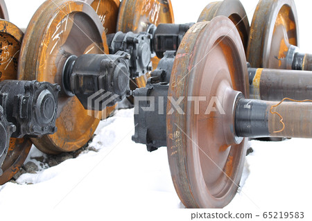 Railcar wheels on the axles 65219583