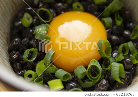 Egg yolk of black natto 65219763