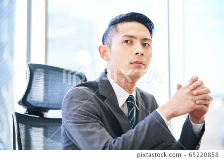 thinking businessman 65220858