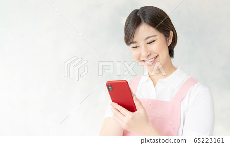 使用智能手機的保姆和托兒所老師 使用智能手機的保姆和托兒所老師 65223161