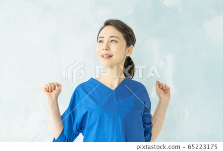 女人伸展 65223175