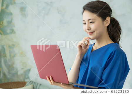 A woman looking at a computer A woman looking at a computer 65223180