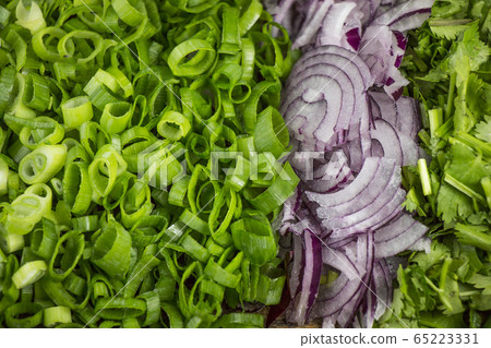 Close up of freshly chopped raw spring onion, red 65223331