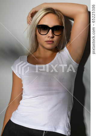 Gorgeous blonde woman with sunglasses in light and shadow 65225386