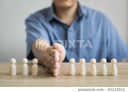 Men use barriers or blocks between wood figure Two groups that are fighting are ending the problem, finding a common solution, adjusting their understanding. In insurance concepts or quarrels Men use barriers or blocks between wood figure Two groups that are fighting are ending the problem, finding a common solution, adjusting their understanding. In insurance concepts or quarrels 65232012
