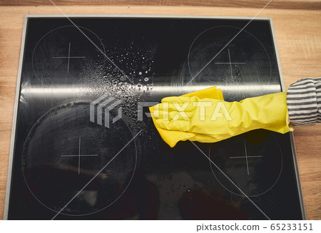 Close up of female hand that washing stove 65233151