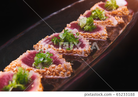 Tuna tataki arranging in the long dish. Tuna tataki arranging in the long dish. 65233188