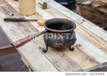 iron three-legged old bowler with a long handle iron three-legged old bowler with a long handle 65235918