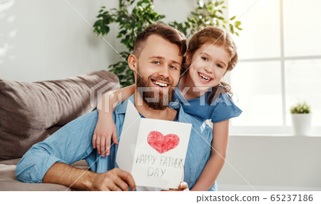 Little girl congratulating dad with Fathers day Little girl congratulating dad with Fathers day 65237186