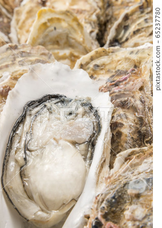 新鮮和美味的生牡蠣 新鮮和美味的生牡蠣 65237780