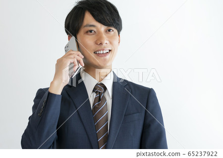 一個年輕人談話在智能手機 65237922