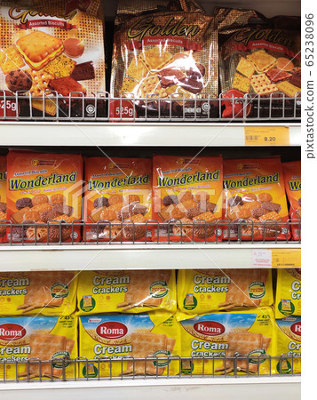 Variety of biscuits in good and interesting packaging and displayed on the racks inside the shop. Sort by brand and type to make it easier for customers to buy. 65238096