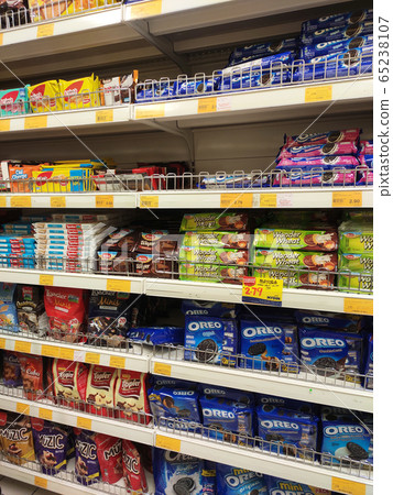 Variety of biscuits in good and interesting packaging and displayed on the racks inside the shop. Sort by brand and type to make it easier for customers to buy. Variety of biscuits in good and interesting packaging and displayed on the racks inside the shop. Sort by brand and type to make it easier for customers to buy. 65238107