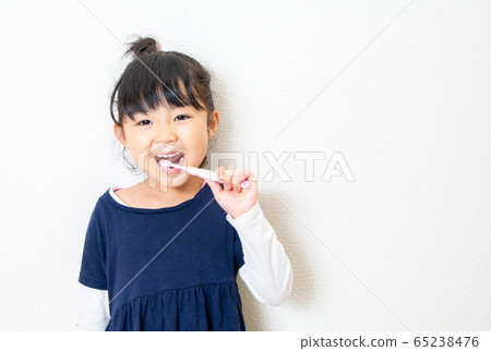 女孩刷牙 65238476