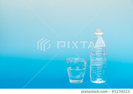 水杯和塑料瓶 水杯和塑料瓶 65239223