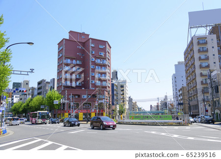 Four-sided road intersection (Suginami Ward, Tokyo) where Ome Kaido and Kanhachidori intersect 65239516