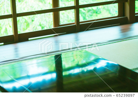 滋賀縣大津市坂本市的Motosatobo拍攝了前筑紫林的新鮮綠色植物的照片 65239897