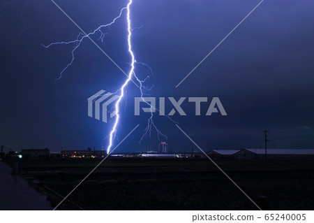 Lightning that splits the night sky 65240005