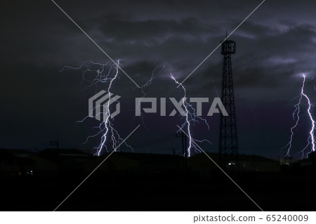 鋼塔輪廓和三個雷電 65240009