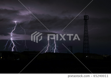 鋼塔輪廓和三個雷電 65240011