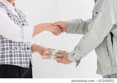 A bank clerk hands over 2 million yen to the person who came to work clothes and shakes hands Debt Grant Benefit money A bank clerk hands over 2 million yen to the person who came to work clothes and shakes hands Debt Grant Benefit money 65240852