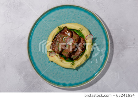 Marble beef shoulder with mashed potatoes. Marble shovel prepared in its own juice, Teriyaki sauce 65241654