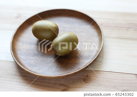Kiwi fruit on a wooden bowl 65243302