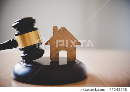 Model of house and gavel.House auction real estate 65243368