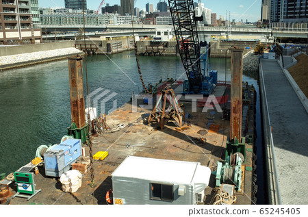 Small sea crane Small sea crane 65245405