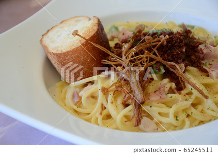 Spaghetti with white sauce 65245511