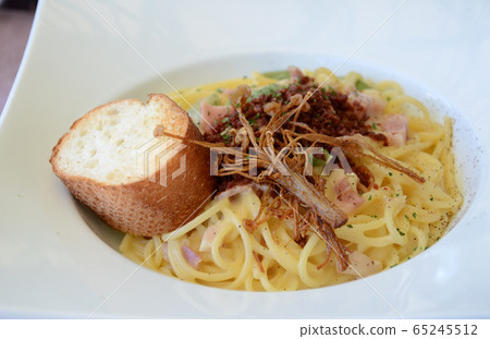 Spaghetti with white sauce 65245512