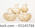 Champignons are laid out in a pyramid. 4 fresh 65245788