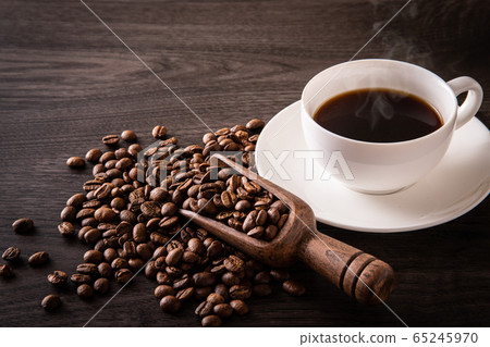 Hot coffee and coffee beans 65245970